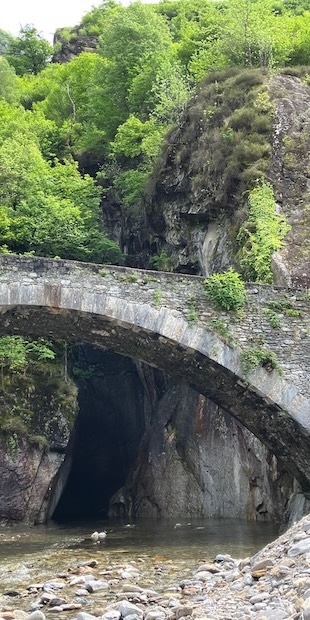 6710 Biasca 3,  Der Ponte di Legiuna bei Malvaglia Brugaio., Foto: Bernhard Graf