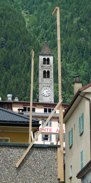 Schwellenhöhe 1141 MüM: Airolo, Seit dem 12. Jahrhundert steht der Kirchturm aufrecht, Foto: Bernhard Graf