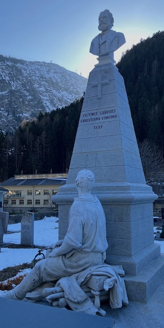 "Mein ganzes Geld ist dahin" - Zum 200. Geburtstag von Louis Favre, Denkmal VICTIMIS LABORES CHRISTIANA COMUNIO 1889 auf dem Friedhof in G&ouml;schenen, 1889.
Auf dem Obelisken Portraitb&uuml;ste Louis Favre; zu ihm aufblickender Tunnelarbeiter.
Andreoletti P. Scultore.

Foto vom 21.1.2026, 11.45 Uhr.