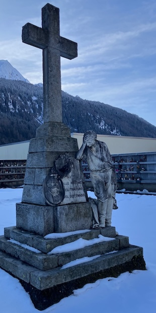 "Mein ganzes Geld ist dahin" - Zum 200. Geburtstag von Louis Favre, Denkmal ALLE VITTIME DEL TRAFORO DEL GOTTARDO&nbsp; auf dem Friedhof in Airolo, 1886.
Tunnelarbeiter mit Portraitmedaillon Louis Favre.
(Bildhauer Pietro Andreoletti).

Foto vom 21.1.2026, 14.10 Uhr.