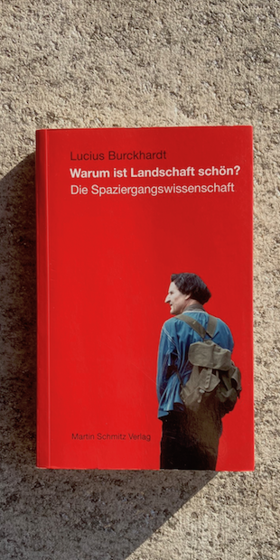 "sehend denken", "Lucius Burckhardt begründete in den 1980er Jahren die Promenadologie, die Spaziergangswissenschaft oder englisch auch Strollology. Dieses neue Fach entwickelte er zu einer komplexen und weitblickenden Planungs- und Gestaltungswissenschaft. Die Promenadologie ist der Ausgangspunkt für eine realistische Hatung zur Wahrnehmung und Wirklichkeit, für ein anderes Verständnis von Landschaft und urbanem Raum, sowie für eine neue Architektur und Planung. - Das Buch führt anhand einer Auswahl der Texte von Lucius Burckhart über Landschaft, Natur und Ästhetik in die Grundagen der Theorie der Spaziergangswissenschaft ein." Martin Schmitz Verlag.

 

 

Warum ist Landschaft schön?
Die Spaziergangswissenschaft
Lucius Burckhart
Martin Schmitz Verlag, Berlin. 3. Auflage, 2011.

 

Weitere Bücher von Lucius Burckhardt im Martin Schmitz Verlag hier.