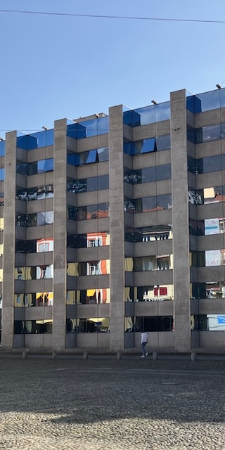 Locarno - ein Querschnitt, "Ma cos&igrave; n&ograve;!" Am 4.3.2026 aufgeschnappt vor diesem Bau in anderem Zusammenhang...