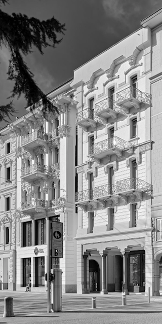 Luganeser Fassaden  - Angebot für Gruppen, Piazza Manzoni (Via Canova 6), Hotel Americano (rechts). Architekt Paolo Zanini.
Foto: Marcelo Villada Ortiz. 