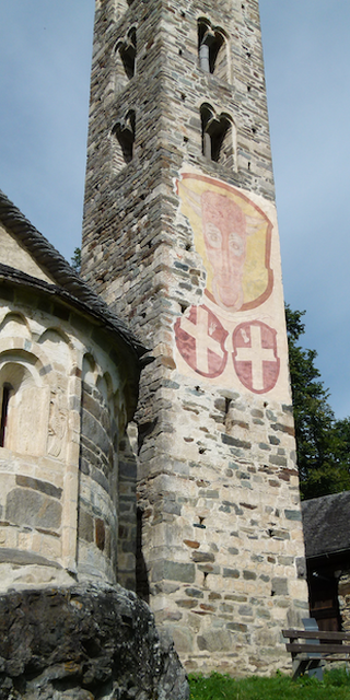 Leontica, Der Uri-Stier und zweimal das Wappen der Leventina am Glockenturm , Foto Bernhard Graf