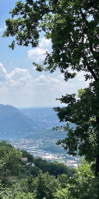 Viali d'Oro - In der Heimat von Francesco Chiesa, Italien von oben sehen: Como, sein See und Brunate oben am Berg.